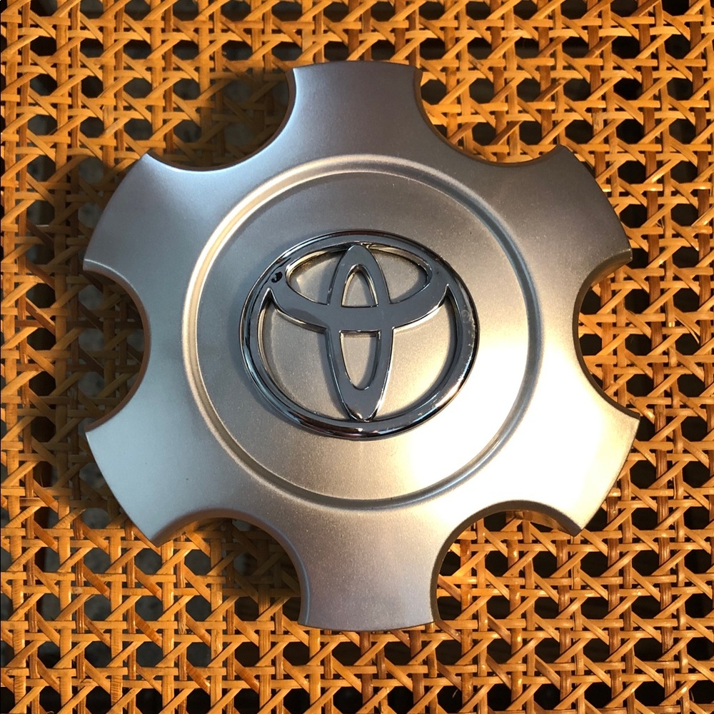 TOYOTA 2003-06 Center Cap of Hubcap Silver w/Chrome Logo